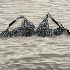 40B cacique bra in EUC. Black and white design. Underwire.